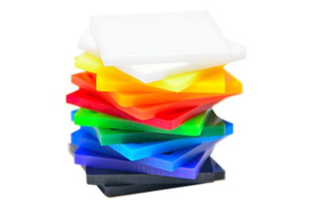 Turm aus gestapelten, farbigen DEGLAS® Acrylglasplatten.